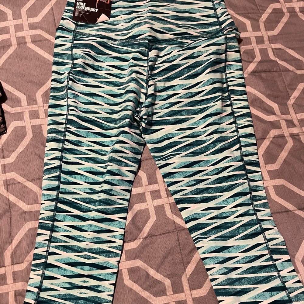 Nike legendary Capris NWT size Large green white